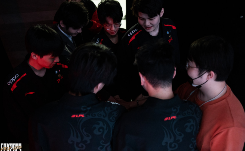 而另一边 而另一边